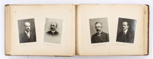 Album pamiątkowy maturzystów Gimnazjum im. Stanisława Staszica w Lublinie z 1915 r. Oprawiony w twardą płócienną oprawę. Na okładce ułożony ukośnie pas brązowo-zielonej tkaniny. W l. g. rogu wytłoczona data „1915”. Wewnątrz 12 usztywnionych kart. Dwustronnie zamieszczone w wyciętych passepartout fotografie. Na pierwszych 5 stronach w okienkach (9,5 x 13,5 cm) wsunięte czarnobiałe fotografie: widok ogólny Lublina, panorama Starego Miasta, Brama Krakowska, pomnik Unii Lubelskiej oraz portret dyrektora Gracjana Chmielewskiego. Na kolejnych kartach rozmieszczone po dwa lekko przechylone okienka (8,2 x 6,1 cm). W nie wsunięte portrety nauczycieli oraz maturzystów. Niektóre wizerunki podpisane ołówkiem. Na końcu podkolorowana pocztówka z gmachem Szkoły Staszica przy ul. Bernardyńskiej 12. 
Wśród rozpoznanych osób: 
a) z grona pedagogicznego: Badyoczek Ignacy; Borkowski Julian, Franczowski (imię nieznane), Gawryłowski (imię nieznane), Grafczyński Tadeusz, ks. Gostyński Kazimierz, Le Brun René Le Brun, Mordeljew (imię nieznane), Remiszewski Antoni, Rumel Cezary, Skawiński (imię nieznane), Wejss Aleksander (?), Wiercieński Krystyn
b) z absolwentów: Biczyński Jan, Boski Jerzy, Brzozowski (imię nieznane), Danowski (imię nieznane), Gajewski Włodzimierz, Grabowski vel Szczerba Aleksander, Knolko (imię nieznane), Kobiałko (imię nieznane), Lewiński (imię nieznane), Olszewski (imię nieznane), Phunhausco (imię nieznane), Pruski T., Pruski Włodzimierz, Waśniewski (imię nieznane), Wąsowski (imię nieznane), Wójtowicz Stanisław, Zaręba (imię nieznane) oraz dwie osoby niezidentyfikowane.
