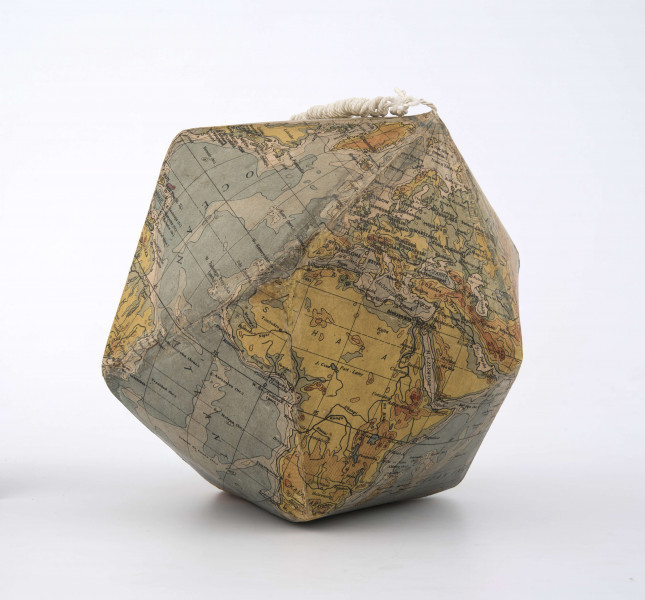 Mapa została podzielona na 20 trójkątów; po odpowiednim wycięciu i zagięciu został z niej sklejony globus. Mapa jest silnie zgeneralizowana. Na lądach na tle hipsometrycznego ukształtowania powierzchni, opartego na poziomicach: 0, 200, 1000, 2000, 4000, 6000 m n.p.m. oznaczono rzeki i jeziora, pasma górskie, pustynie, największe półwyspy oraz znaczną ilość miast. Co rzadkie, dla Grenlandii i Antarktydy również zastosowano metodę hipsometryczną i odpowiadające jej barwy. Na wodach izobaty: 200, 2000, 4000, 7000 m - odcienie koloru niebieskiego obrazują ukształtowanie powierzchni dna morskiego. Na tym tle zaznaczono oceany, największe morza, zatoki, cieśniny, wyspy. Sieć południków i równoleżników poprowadzono co 10 stopni. Równik pogrubiono. Linią przerywaną zaznaczono zwrotniki i koła podbiegunowe. Nakład: 33 300 egz.