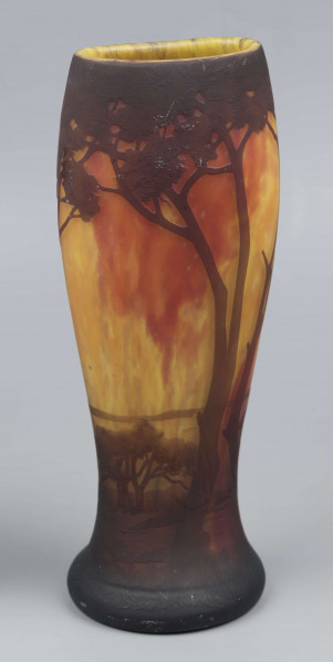 S/CS/1407/ML - Wazon o opływowym kształacie; stopa ciemnobrązowa, pogrubiona, kolista, korpus owoidalny, przewężony u dołu, dwustronnie spłaszczony. Szkło bezbarwne, powlekane, trawione, matowane i barwione pudrem szklanym, kolory: odcienie czerwieni, żółcieni i brązu. Pokryty dekoracją reliefową: krajobraz z rzeką i łódkami, na pierwszym planie wysokie drzewa, których splątane korony otaczają wylew, na stopie drobna roślinność.
W dolnej części pośród dekoracji wypukła trawiona sygnatura o dekoracyjnej formie: 
- Daum / Nancy - umieszczone jedno nad drugim i krzyż Lotryngii utworzony z linii przebiegającej przez pierwsze litery