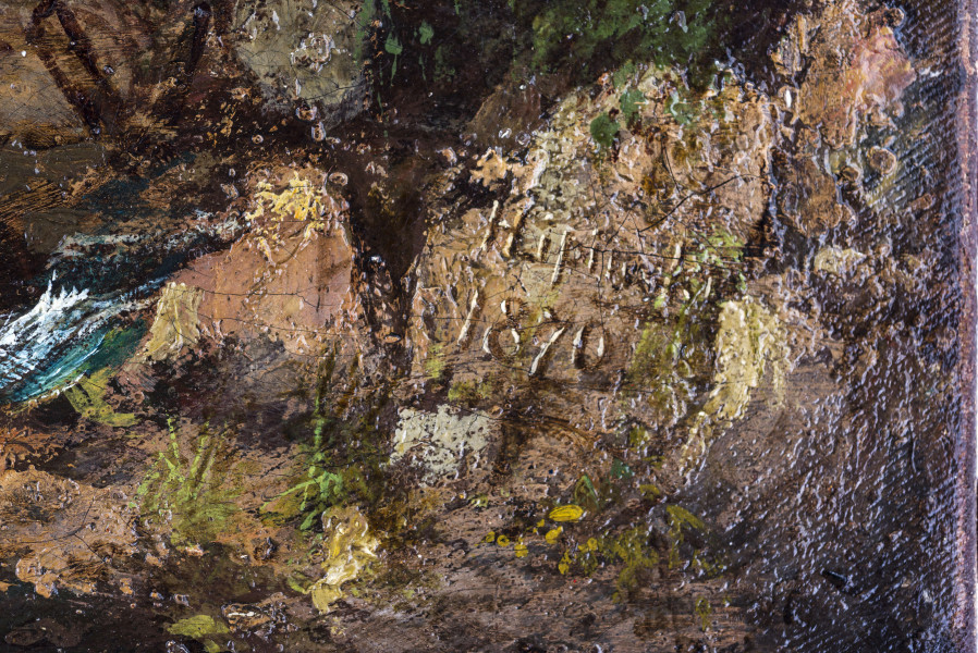 Wielopostaciowa scena przed góralską chatą (karczmą?). Niemal wszystkie postaci w regionalnych strojach góralskich. Po prawej - drewniana, kryta gontem chata z gankiem, na którym stoją dwie kobiety i kilku mężczyzn, wśród nich Żyd; z jednego z okien wyhyla się kobieta (w ciemnej sukni, ze złotą biżuterią i broszą) i spogląda na scenę przed karczmą (?). Kilka osób obserwuje scenę przywitania młodego górala z kobietą i małym chłopcem. Kobieta siedzi na rozłożnej na ziemi tkaninie, obok niej siedzi starszy góral w kapeluszu, z fajką w ustach. Chłopiec, ubrany w białą długą koszulę przewiązaną sznurkiem, opiera się prawą ręką o kobietę, w dłoni trzymając jabłko, pod lewym ramienim trzyma książkę. Młody mężczyzna podchodzi do nich z rozłożonymi rękoma i uśmiechem na twarzy. W prawej dłoni trzyma kapelusz przystrojony wsążkami i stroikiem z kwiatów. Za nimi stoją dwie kobiety - jedna z nich spogląda na wprost, druga wskazuje palcem lewej dłoni na nadchodzącego mężczyznę. Obok na schodach siedzi bosonogi chłopiec oraz stoi para - bosa dziewczyna opiera się o młodego mężczyznę. W centrum obrazu stoi wóz z sianem, na którym siedzi dziewczynka spoglądająca na wprost. Obok niedokończone (?) głowy dwóch koni. W tyle -  wychodzi z doliny orszak weselny i, witany przez dwóch grajków, zmierza w kierunku widocznego (po lewej stronie na pagórku) drewnianego kościoła, otoczonego drzewami. Na horyzoncie widoczne wysokie skaliste szczyty.