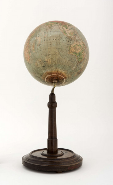 Kula tekturowa, oklejona mapą złożoną z 18 segmentów (każdy po 20 stopni) i 2 kół, postument drewniany, toczony, południka brak, ramię druciane, model 