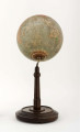 Kula tekturowa, oklejona mapą złożoną z 18 segmentów (każdy po 20 stopni) i 2 kół, postument drewniany, toczony, południka brak, ramię druciane, model 