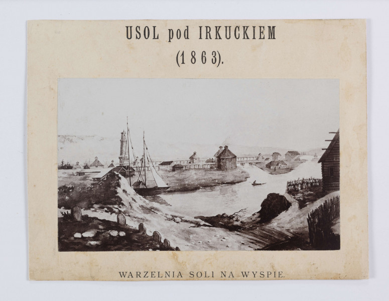 ML/H/F/75 - Zdjęcie ukazuje krajobraz Usola z zabudowaniami mieszkalnymi i gospodarczymi. Na pierwszym planie brzeg rzeki, na nim kopiec piachu. Zza kopca wyłania się statek. Po lewej płotek i fragment domu z bala. W oddali budynki mieszkalne i gospodarcze. Forografia naklejona na passepartout. W górnej części napis: 