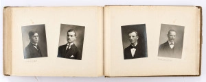 Album pamiątkowy maturzystów Gimnazjum im. Stanisława Staszica w Lublinie z 1915 r. Oprawiony w twardą płócienną oprawę. Na okładce ułożony ukośnie pas brązowo-zielonej tkaniny. W l. g. rogu wytłoczona data „1915”. Wewnątrz 12 usztywnionych kart. Dwustronnie zamieszczone w wyciętych passepartout fotografie. Na pierwszych 5 stronach w okienkach (9,5 x 13,5 cm) wsunięte czarnobiałe fotografie: widok ogólny Lublina, panorama Starego Miasta, Brama Krakowska, pomnik Unii Lubelskiej oraz portret dyrektora Gracjana Chmielewskiego. Na kolejnych kartach rozmieszczone po dwa lekko przechylone okienka (8,2 x 6,1 cm). W nie wsunięte portrety nauczycieli oraz maturzystów. Niektóre wizerunki podpisane ołówkiem. Na końcu podkolorowana pocztówka z gmachem Szkoły Staszica przy ul. Bernardyńskiej 12. 
Wśród rozpoznanych osób: 
a) z grona pedagogicznego: Badyoczek Ignacy; Borkowski Julian, Franczowski (imię nieznane), Gawryłowski (imię nieznane), Grafczyński Tadeusz, ks. Gostyński Kazimierz, Le Brun René Le Brun, Mordeljew (imię nieznane), Remiszewski Antoni, Rumel Cezary, Skawiński (imię nieznane), Wejss Aleksander (?), Wiercieński Krystyn
b) z absolwentów: Biczyński Jan, Boski Jerzy, Brzozowski (imię nieznane), Danowski (imię nieznane), Gajewski Włodzimierz, Grabowski vel Szczerba Aleksander, Knolko (imię nieznane), Kobiałko (imię nieznane), Lewiński (imię nieznane), Olszewski (imię nieznane), Phunhausco (imię nieznane), Pruski T., Pruski Włodzimierz, Waśniewski (imię nieznane), Wąsowski (imię nieznane), Wójtowicz Stanisław, Zaręba (imię nieznane) oraz dwie osoby niezidentyfikowane.
