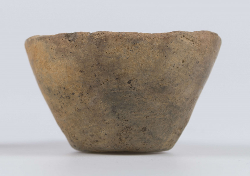 1702/A/ML - dno płaskie, ścianki proste, wylew zawinięty do wewnątrz; krawędź zaokrąglona; pod krawędzią umieszczono trzymadełko prostopadłe do ścianki, o przekroju owalnym, ułamane