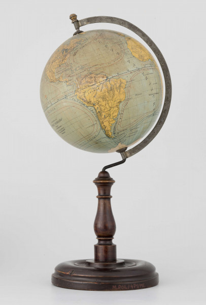 Globus fizyczny bez tytułu, roku wydania i granic politycznych. Kula tekturowa, oklejona mapą złożoną z 12 segmentów (każdy po 30 stopni) i 2 kół, postument drewniany, toczony, ozdobny, południk metalowy, 180-stopniowy, skalowany co 5 stopni, z zaznaczonymi zwrotnikami, równoleżniki zdobione, ruchomy.
Lądy - brak hipsometrii. Podstawowa sieć wodna i linia brzegowa kontynentów naznaczona na niebiesko. Powierzchnia kontynentów jest blado-żółta, poza białą Antarktydą. Na lądach zaznaczono rzeki, pustynie (sygnatura). Jeziora zakreskowano na ciemno-niebiesko. Największe góry oznaczono za pomocą metody kreskowej (w postaci 