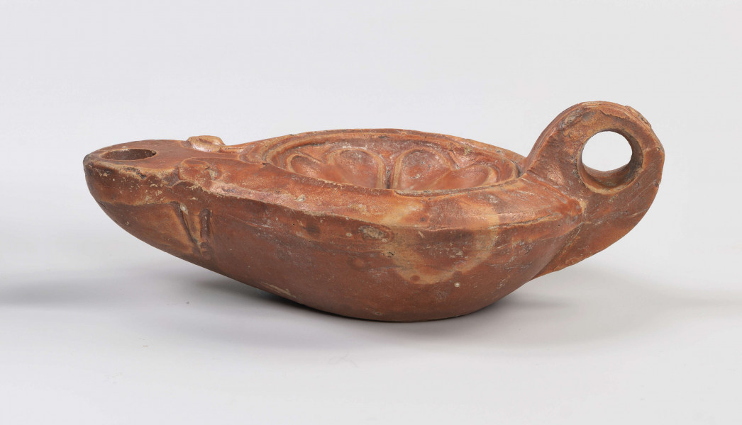 720/A/ML/4 - Uszko taśmowate zdobione dwoma żłobkami; niewielki otwór do nalewania oliwy 