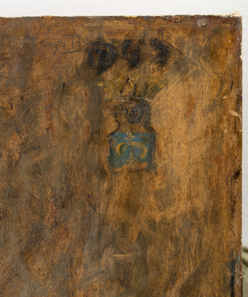 Obraz przedstawia kobietę, siedzącą w fotelu, w ujęciu 3/4 w lewo. Złożone dłonie spoczywają na kolanach. Kobieta ubrana w ciemną suknię z dużym, okrągłym dekoltem i przezroczystymi rękawami. Na szyi sznur długich pereł. Włosy ciemny blond z przedziałkiem pośrodku. Twarz okrągła z rumieńcami. Oczy szare, nos prosty, małe usta. Z prawej strony tarcza herbowa. Tło niejednolite, malowane przy pomocy drobnych pociągnięć pędzla -rozbielone zielenie, brązy, szarości. 