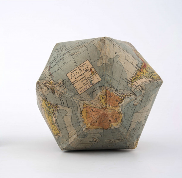 Mapa została podzielona na 20 trójkątów; po odpowiednim wycięciu i zagięciu został z niej sklejony globus. Mapa jest silnie zgeneralizowana. Na lądach na tle hipsometrycznego ukształtowania powierzchni, opartego na poziomicach: 0, 200, 1000, 2000, 4000, 6000 m n.p.m. oznaczono rzeki i jeziora, pasma górskie, pustynie, największe półwyspy oraz znaczną ilość miast. Co rzadkie, dla Grenlandii i Antarktydy również zastosowano metodę hipsometryczną i odpowiadające jej barwy. Na wodach izobaty: 200, 2000, 4000, 7000 m - odcienie koloru niebieskiego obrazują ukształtowanie powierzchni dna morskiego. Na tym tle zaznaczono oceany, największe morza, zatoki, cieśniny, wyspy. Sieć południków i równoleżników poprowadzono co 10 stopni. Równik pogrubiono. Linią przerywaną zaznaczono zwrotniki i koła podbiegunowe. Nakład: 33 300 egz.