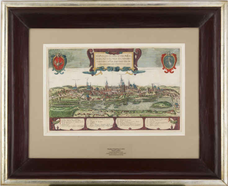 Widok Lublina opatrzony kartuszem herbowym i legendą. Miasto w szerokim, panoramicznym ujęciu obejmującym przedmieścia: Wieniawę i Tatary. Widok ukazuje charakterystyczne dla Lublina budowle min.- w centrum Kościół jezuitów, za nim wzgórze staromiejskie z Bramami Krakowską i Grodzką, kościoły św. Michała i Dominikanów, zespół zabudowań zamkowych z basztą i kaplicą św. Trójcy. Po lewej widoczne sylwetki kościołów Panny  Marii, Nawrócenia, św. Pawła i św. Ducha. Budowle opatrzone łacińskimi podpisami lub cyframi mającymi odnośniki w legendzie. U góry, na osi kartusz tytułowy z napisem: TIPUS CIVITATIS LUBLINE[N]SIS. / IN REGNO POLONIAE EX OMNIBUS / PARTIBUS MU[N]DI EMPORIO. TER. IN. /ANNO CELEBRARI COSUETOCLARAE. (Widok miasta Lublina w Królestwie Polskim, sławnego w całym swiecie trzy razy na rok odbywającemi się jarmarkami) Po lewej godło Polski, po prawej herb Lublina. Nad dolną krawędzią pas zawierający legendę rozbitą na 4 pola w ozdobnych obramieniach. Przedstawienie prowadzone precyzyjną, cienką kreską, podkolorowane.
