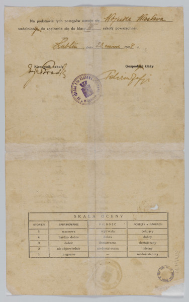 ML/H/4229 - Świadectwo szkolne 7-klasowej Szkoły Powszechnej nr 15 w Lublinie wystawione na nazwisko Wacława Wójcika, ucznia klasy II B. Dokument sporządzony z datą 31 stycznia 1924 r., opatrzony podwójną tuszową odbitką (w kolorze fioletowym) okrągłej pieczęci szkolnej z umieszczonym pośrodku herbem miasta Lublina oraz rozdzieloną indeksami nazwą szkoły na otoku. Liczba katalogowa świadectwa 30, nr księgi głównej 147. Druk dwustronny wypełniony odręcznie czarnym atramentem. W nagłówku w trzech rzędach nazwa placówki oświatowej i nadrzędnych instytucji. Pośrodku godło państwowe. Poniżej dane dotyczące ucznia, w tym data i miejsce urodzenia oraz wyznanie – 7 sierpnia 1916 r., Krzczonów, powiat lubelski, województwo lubelskie, wyznanie rzymsko-katolickie. Pod tekstem tabela ocen z zachowania i przedmiotów za I i II półrocze, liczba opuszczonych i usprawiedliwionych dni oraz podpisy Kierowników szkoły i Gospodarza klasy. W l.d. rogu nazwa drukarni. Na drugiej stronie informacja o promocji do 3 klasy oraz tabela ze skalą ocen.
