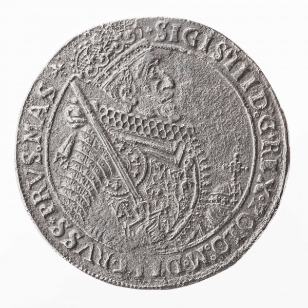 Awers. W tondzie ujętym pojedynczym otokiem liniowym ukoronowana półpostać króla w zbroi w profilu w prawo. Spod zbroi widoczna jest kryza. Władca w prawej ręce trzyma uniesiony do góry miecz, w lewej  jabłko królewskie. Legenda dookolna: + SIGIS+III.D:G+REX.POLO:M.D LIT+PRVS:MAS +
Legenda rozdzielona u góry przez wizerunek. 

Rewers. W tondzie ujętym pojedynczym otokiem nieliniowym ukoronowana dziewięciodzielna tarcza z herbami Polski, Litwy, Szwecji, Gotlandii oraz Wazów w centralnym polu. Tarcza ujęta łańcuchem z odznaką orderową orderu Złotego Runa, która rozdziela na dole legendę dookolną:
SAM+LIV.NEC+NO.SVE – GOT+VAND:Q+HRI.REX x
Tarcza rozdziela datę 16 – 28

