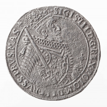 Awers. W tondzie ujętym pojedynczym otokiem liniowym ukoronowana półpostać króla w zbroi w profilu w prawo. Spod zbroi widoczna jest kryza. Władca w prawej ręce trzyma uniesiony do góry miecz, w lewej  jabłko królewskie. Legenda dookolna: + SIGIS+III.D:G+REX.POLO:M.D LIT+PRVS:MAS +
Legenda rozdzielona u góry przez wizerunek. 

Rewers. W tondzie ujętym pojedynczym otokiem nieliniowym ukoronowana dziewięciodzielna tarcza z herbami Polski, Litwy, Szwecji, Gotlandii oraz Wazów w centralnym polu. Tarcza ujęta łańcuchem z odznaką orderową orderu Złotego Runa, która rozdziela na dole legendę dookolną:
SAM+LIV.NEC+NO.SVE – GOT+VAND:Q+HRI.REX x
Tarcza rozdziela datę 16 – 28

