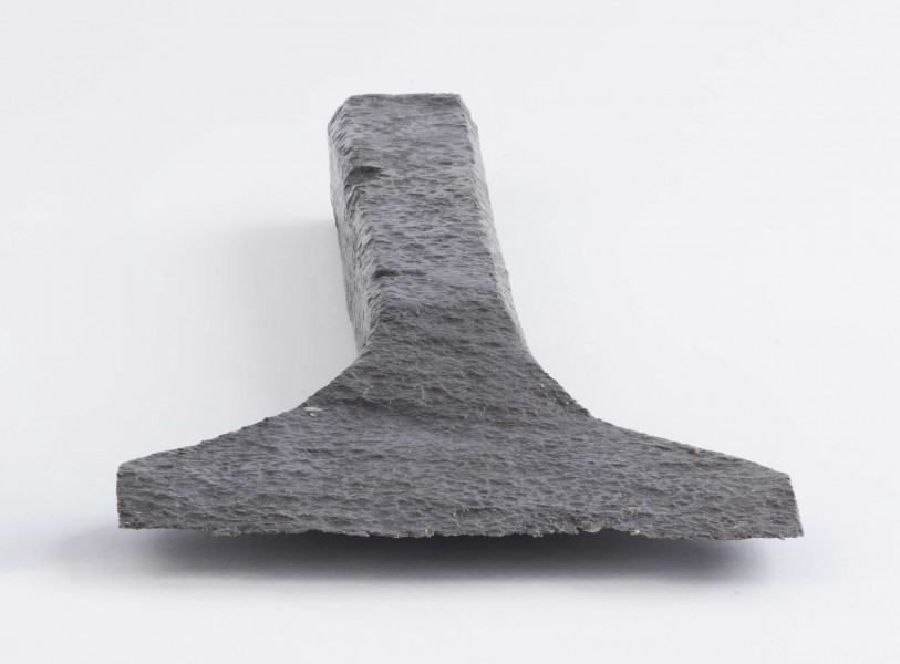 Ciosło wykonane z żelaznej sztaby, w przekroju prostokątnej; krawędzie rękojeści lekko ścięte; ostrze rozklepane na płasko, szerokie o łopatkowatym kształcie, zakończone ostro
wymiary dodatkowe: 1,8 x 2,0 cm (maks. wymiary przekroju)