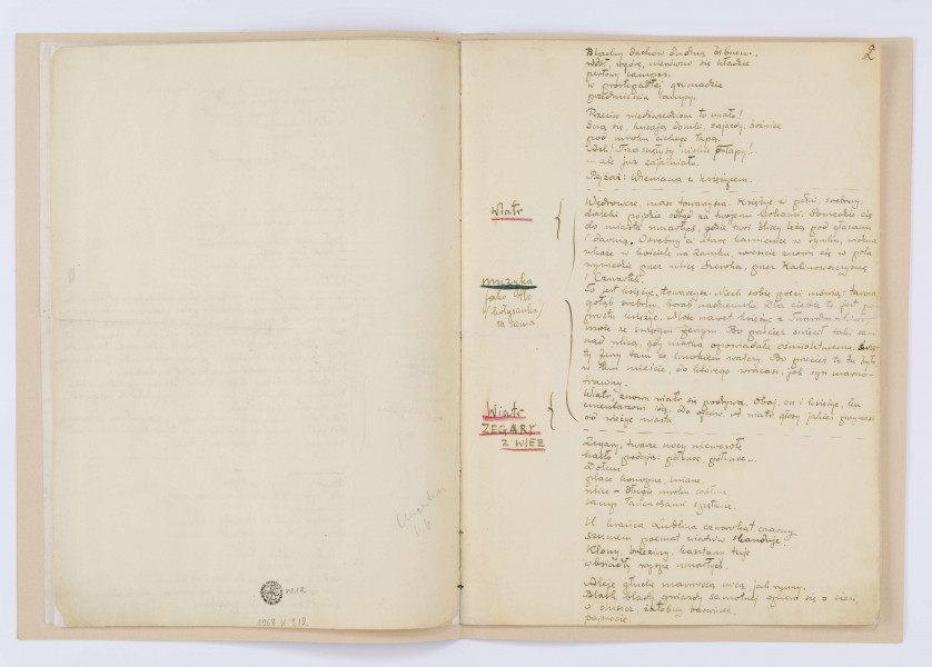 Rękopis tekstu Józefa Czechowicza. Składa się z siedmiu kart papieru czerpanego ze znakiem wodnym „Papier á Lettres Mirkow” (tzw. „mirkowskiego”) o wymiarze 30 x 21,5 cm ze stroną tytułową. Rękopis zapisany jest piórem, natomiast tytuł, rok powstania „1934” oraz podpis Czechowicza w postaci charakterystycznych inicjałów „JC” na karcie tytułowej – czerwoną kredką. Paginacja nie obejmuje pierwszej karty (w prawym górnym rogu widoczna jest tylko napisana ołówkiem cyfra „I”). Brakuje numeru strony na drugiej karcie, na której zaczyna się właściwy tekst. Na trzeciej karcie w prawym górnym rogu piórem (najprawdopodobniej ręką Czechowicza) napisana jest cyfra „2”; numery pozostałych stron, również w prawych górnych rogach, napisane są ołówkiem innym charakterem pisma. Na ostatniej karcie ukośnie, pod tekstem kończącego utwór fragmentu prozatorskiego, znajduje się drugi dłuższy podpis Czechowicza napisany piórem (Józef Czech.). Rękopis został poddany konserwacji, podklejono naddarte rogi oraz zgięcia w połowie kart. Wszystkie karty są obecnie połączone w jedną całość. Tekst zapisany jest z dużym marginesem z lewej strony, gdzie Czechowicz umieścił wskazówki (podkreślone czerwoną lub zieloną kredką) dotyczące realizacji 