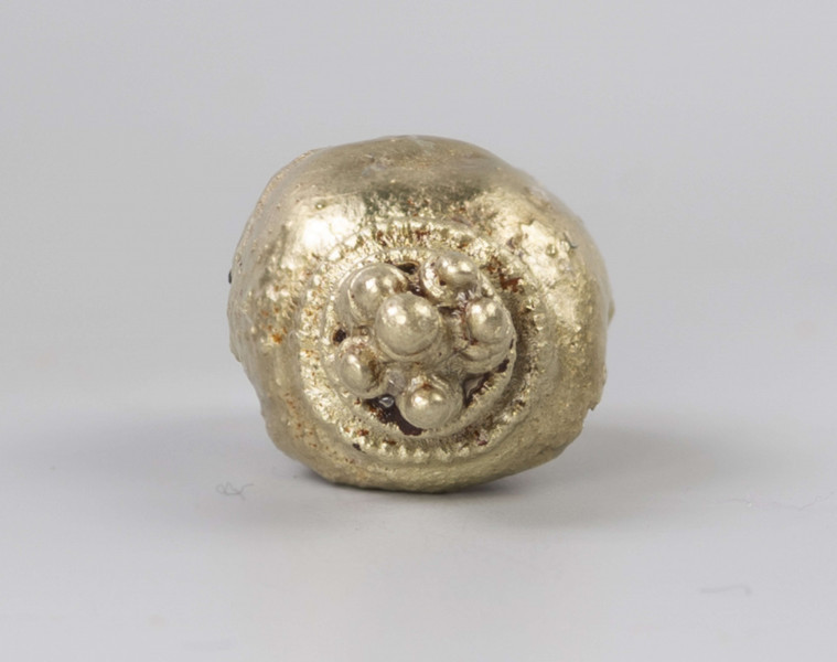 950/A/ML/1 - Złoty, importowany wisiorek kulisty zachowany częściowo.