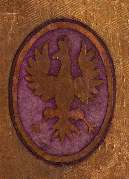 Tableau szklone zewnętrznie, w ramie, zawiera na tekturowym podłożu 15 fotografii uczestników powstania z terenu Wołynia. Pośrodku brak jednej, większej fotografii. Zdjęcia wykonane w sepii, w formacie pocztówkowym, niektóre z nich są podpisane pod spodem i na odwrociu: Eugeniusz Rdułtowski, Herkulan Kardussowski, F. Boryczewski, Antoni Straszewicz, Alfons Romanowski, Adam Hreczyna, Jan Grabis, Antoni Szymkiewicz.
Niektóre fotografie mają na kartonikach wyciskane napisy w języku rosyjskim. W środku tableau, pod pierwszym rzędem zdjęć przymocowany krzyżyk wykonany z chleba i tabaki, dekorowany motywem różyczek. Nad krzyżykiem druciana korona cierniowa, na niej krzyżyk z metalu z gałązką palmową. Niżej, pod brakującą fotografią lufka (?) z tektury, pierścionek i mały medalion ze Świętą Rodziną. Poniżej przymocowany grzebień rogowy, jakucki z napisem w języku rosyjskim i datą: 1864. Całość w ozdobnej ramie z dekoracyjnymi narożnikami, koroną, herbami Polski, Litwy, herbem z literą S. 