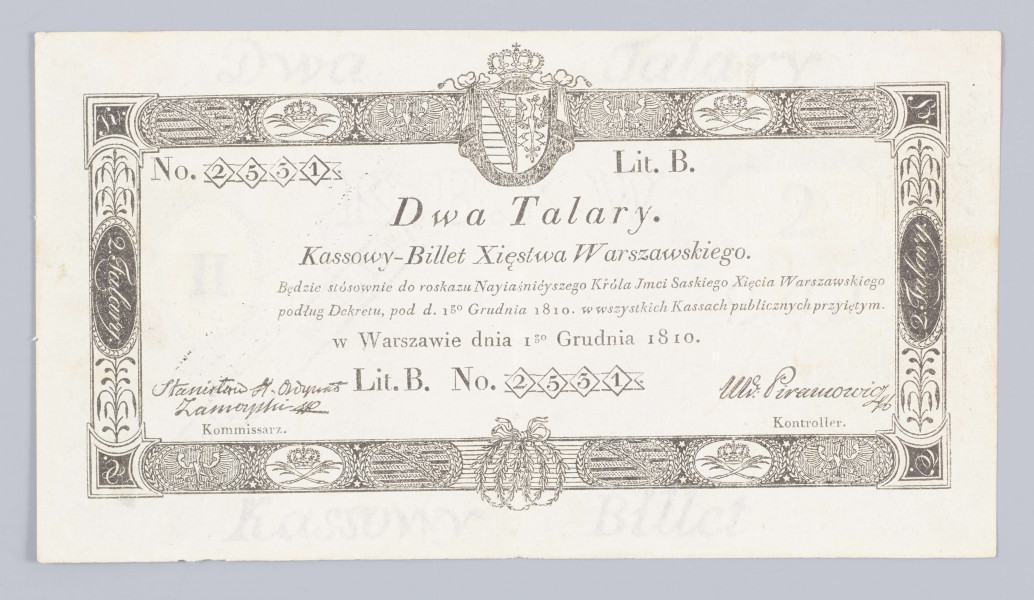 Aw. W ozdobnej ramce u góry na osi ukoronowany herb Księstwa Warszawskiego, u dołu wieniec laurowy; w dłużnych bokach ramki w owalu naprzemiennie Orzeł Księstwa Warszawskiego i herb Saksonii przedzielone koroną ze skrzyżowanymi gałązkami laurowymi; w krótszych bokach napisy: 2 .Talary. W rogach ramki litery, od lewej: K.B.X.W.
W polu treść: DWA TALARY. / Kassowy-Billet Xięstwa Warszawskiego, / Będzie stósownie do roskazu Nayiaśniéyszego Króla Jmci Saskiego Xięcia Warszawskiego / podług Dekretu, pod d. 1go Grudnia 1810. w wszystkich Kassach publicznych przyjętym./ w Warszawie dnia 1go Grudnia 1810.
U dołu i u góry numer i seria: No. 2531 – Lit. B.
U dołu z lewej strony napis: Kommissarz., a z prawej: Kontroller., nad którymi odpowiednio faksymilowane podpisy: Stanisław (Kostka) H. Ordynat Zamojski, Mr: (Marian) Piramowicz.
Odciski suchych pieczęci: po prawej stronie owalnej z herbem Księstwa Warszawskiego i napisem: KASSOWY BILLET XIĘSTWA WARSZAWSKIEGO; z lewej B / Dwa talary. Znaki wodne: na marginesie u góry napis: Dwa  Talary; u dołu: Kassowy Billet . W polu u góry: K.B.X.W., po prawej stronie 2.Tal. W miejscu suchych pieczęci cyfry, z lewej: II, z prawej: 2

Rw. Bez nadruków. Prostokątny stempel Komisji Centralnej Likwidacyjnej.