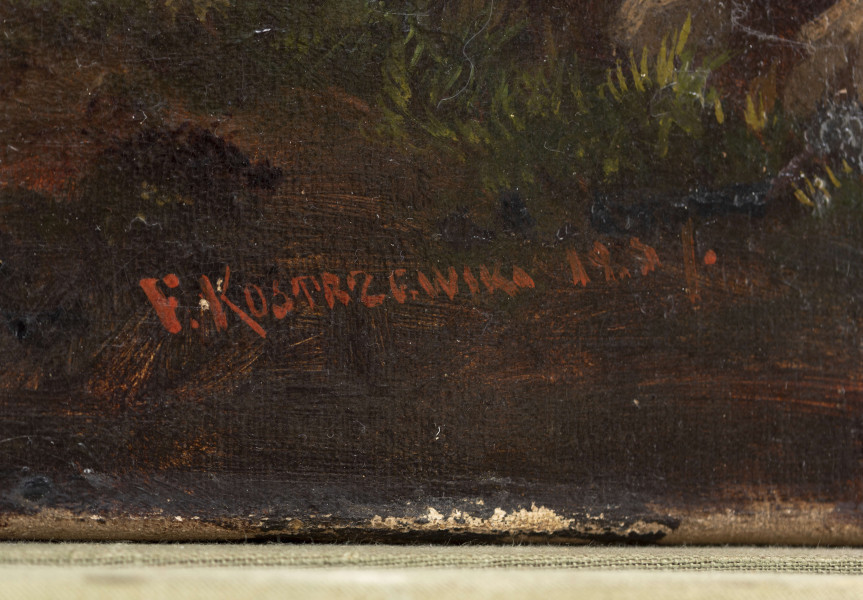 Na pierwszym planie trzyosobowa grupa rozmawiających: mężczyzna w sutannie z założonymi do tyłu rękami oraz w kapeluszu na głowie, obok mężczyzna w jarmułce na głowie z zawiniątkiem i kijem w ręku. Po prawej stronie mężczyzny przytulone do niego dziecko. Z prawej strony obrazu załadowany wóz dojeżdżający do przydrożnego krzyża. Z lewej strony kobieta niosąca chrust na ramionach. W głębi obrazu chaty i drzewa. 