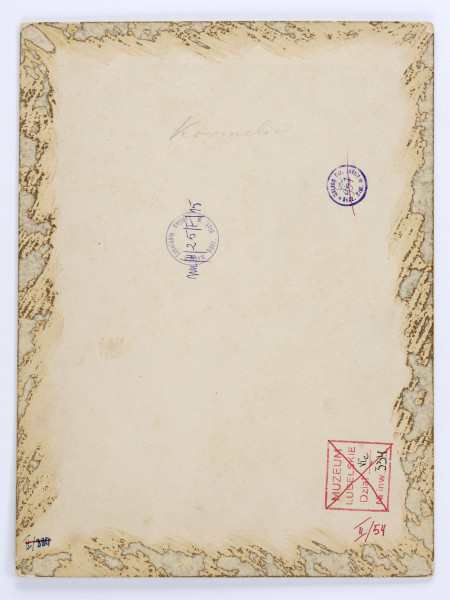 Kościół i klasztor karmelitów bosych przy ulicy Świętoduskiej w Lublinie. Widok zabudowań od strony południowo-zachodniej. Świątynia pod wezwaniem św. Józefa Oblubieńca Najświętszej Marii Panny. Na pierwszym planie ulica brukowana „kocim łbem”. Widocznych kilkoro przechodniów. Pośrodku dorożka zaprzężona do jednego konia. Po lewej stronie widać koło od drugiej z dorożek. Teren przyklasztorny ogrodzony parkanem z przęsłami oddzielonymi słupkami. Budynek klasztoru dwupiętrowy, przylegający do kościoła od strony południowej. Ponad dachem klasztornym widoczna wieżyczka. Bryła świątyni w typie tzw. renesansu lubelskiego z dwuspadowym dachem krytym dachówką. Od strony klasztoru przedzielone pilastrem dwie arkadowe wnęki z oknami u góry. Poniżej jednej z wnęk widoczne małe zadaszenie. Wejście do kościoła wprost z ulicy przez murowaną kruchtę z jednospadowym dachem krytym blachą. Po lewej stronie kruchty przypora wychodząca na chodnik. Pośrodku łukowato zwieńczone wejście główne z przyległymi symetrycznie po obu stronach łukowatymi wnękami. Nad kruchtą, w ścianie frontowej świątyni, w łukowatej niszy widoczne okno. Wyżej, nad fryzem, trójkątny szczyt. W jego trzech łukowatych niszach polichromia z wizerunkami patronów zgromadzenia oraz Matki Bożej Szkaplerznej. Po lewej budynek dawnego domu kapelana.

Fotografia sepiowana, naklejona na tekturę, otoczona ozdobną podwójną ramką w kolorze złotym. Na rogach bogaty ornament geometryczny. Wzdłuż lewej krawędzi nazwisko autora fotografii w języku rosyjskim. Na rewersie w górnym polu napis informacyjny ołówkiem.
