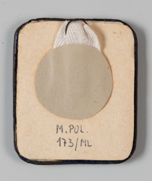 MPol/173/ML - Fotografia Idalii Polówny, wnuczki Wincentego Pola, córki Marka Stanisława Pola, syna poety. Fotografia przedstawia popiersie młodej kobiety, jej lewy półprofil. Kobieta ubrana w fantazyjne nakrycie głowy i ciemny płaszcz z jasnym żabotem, zapięty na białej stójce. Pod żabotem widać bluzkę w kratkę. Włosy ciemne, upięte. Fotografia umieszczona w mosiężnej oprawie, z owalnym miejscem na zdjęcie. Ramka prostokątna, z zaokrąglonymi narożnikami.