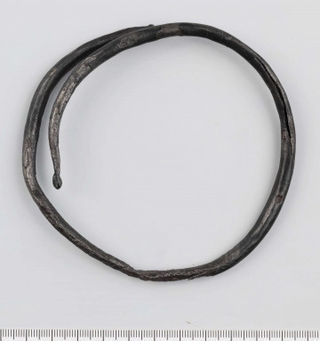 1904/A/ML/19 Bransoleta żelazna, w przekroju okrągła; końce zwężające się, szpiczasto zakończone, rozklepane, zwinięte