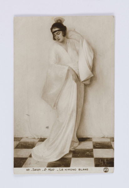 Karta pocztowa z reprodukcją obrazu E. Huc „Le kimono Blanc” wysłana przez Józefa Czechowicza do Władysława Sebyły 22 grudnia 1935 r. (taka data widnieje na stemplu pocztowym), rękopis, wym. 13,7 x 8,8 cm. Na odwrocie życzenia świąteczne  oraz adres: „W.P. Wł. Sebyła / Warszawa (Praga) / ul. Brzeska 5”. Pośrodku karty druk w pionie: „Fabrication Francaise” oraz poniżej w poziomie: „Paris”. W prawym górnym rogu znaczek pocztowy (reprodukcja rysunku Pieskowej Skały) oraz stempel: „Lublin 2, 22 XII 35 18”.
Obok znaczka, powyżej stempla pocztowego liczba 3 zapisana ołówkiem przez pracownika Muzeum (numer obiektu w zbiorze).




