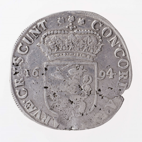 Aw. Postać rycerza w zbroi, głową zwrócona w prawo, z przyłbicą  z podniesioną zasłoną. Rycerz w prawej dłoni trzyma miecz ostrzem skierowany do góry, a w lewej na wstędze tarczę z herbem prowincji Zelandia. Legenda dookolna rozdzielona na górze wizerunkiem, poprzedzona znakiem menniczym:
MO.NO.ARG.PRO.CO[NFOE? B]ELG.COM.ZEL.
 Przy obrzeżu widoczny fragment nieliniowego otoku.

Rw. Ukoronowana tarcza z herbem Republiki Zjednoczonych Prowincji dzieląca datę 16 – 94, umieszczoną na osi poziomej. Legenda dookolna spięta u góry dwoma rozetkami, rozdzielonymi przez mały krzyżyk wieńczący koronę:
CON.CORD[I]A R[ES? P]ARVAE.CRESCUNT
Ostatnie dwie litery w wyrazie PARVAE oddane w formie ligatury. Przy obrzeżu pojedynczy otok ząbkowany.