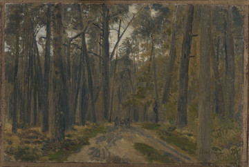 Krajobraz leśny ukazany w letni dzień. Pośrodku droga, gęsto obsadzona drzewami z grubymi pniami. Na drogą, w prześwicie widoczny fragment nieba. W oddali wóz z koniem i woźnicą. 