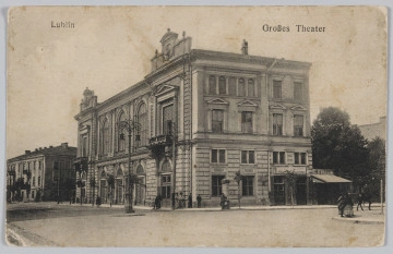 ML/H/3159 - Pocztówka ukazuje widok na narożnik budynku od strony ul. Narutowicza ( dawna Namiestnikowska ). Teatr wzniesono ze składek publicznych w latach 1884 - 1866. Charakteryzują go bogate dekoracje architektoniczne: boniowania, portale, pilastry. W górnej części pocztówki napis w języku niemieckim: 