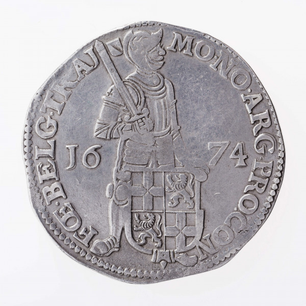 Aw. Postać rycerza w zbroi, głową zwrócona w prawo, z przyłbicą  z podniesioną zasłoną. Rycerz w prawej dłoni trzyma miecz ostrzem skierowany do góry, a w lewej na wstędze tarczę z herbem prowincji Utrecht. Postać dzieli datę: 16 –74; umieszczoną na osi poziomej. Legenda dookolna rozdzielona na górze i na dole wizerunkiem:
MO.NO.ARG.PRO:CON – FOE.BELG.TRAJ
Dwie ostatnie litery w członie CONFOE oddane w formie ligatury. Przy obrzeżu pojedynczy otok perełkowy.

Rw. W tondzie ujętym pojedynczym otokiem liniowym ukoronowana tarcza z herbem Republiki Zjednoczonych Prowincji. Legenda dookolna spięta u góry rozetką:
CONCORDIA.RES.PARAE.CRESCVNT.
Ostatnie dwie litery w wyrazie PARVAE oddane w formie ligatury. Przy obrzeżu pojedynczy otok perełkowy.