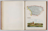 ML/H/650 - Okładka twarda, obklejona czerwonym płótnem, z wytłoczonym na złoto tytułem i ozdobami. Po lewej stronie popiersie kobiety bokiem, z wyciągniętą ręką trzymającą pędzel, poniżej kwiaty. W lewej części autor i tytuł, poniżej ozdobnik roślinny. Strona tytułowa przedstawia dwóch mężczyzn pochylonych nad mapą, w tle pejzaż wiejski z zamkiem na wzgórzu. Tytuł atlasu w wydzielonym, prostokątnym polu. Następna strona zawiera skorowidz i obiaśnienie znaków. Pierwsza z map to Mapa Ogólna Królestwa Polskiego z podziałem na gubernie i powiaty, następne to mapy powiatów. Na każdej stronie z mapą znajduja sie barwne grafiki z przedstawieniem zabytkowych budowli, typów ludowych, ruin, pejzaży. Do Atlasu dołączona luzem Mapa Guberni Lubelskiej, granice powiatu i wypełnienie błekitne.