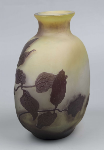 S/CS/1378/ML - Wazon w formie kuli pionowo spłąszczonej z krótką szyją i owalnym wylewem, szeroko wywiniętym, z płasko sciętym brzegiem; ze szkła bezbarwnego, matowionego, przy dnie i przy szyi barwionego na kolor żółty i fioletowobrunatny. Na powierzchni plastyczny wzór swobodnie rzuconej gałązki klematisu z kwiatami w kolorze fioletowobrunatnym.
 