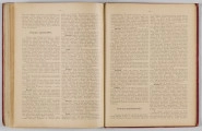 ML/H/650 - Okładka twarda, obklejona czerwonym płótnem, z wytłoczonym na złoto tytułem i ozdobami. Po lewej stronie popiersie kobiety bokiem, z wyciągniętą ręką trzymającą pędzel, poniżej kwiaty. W lewej części autor i tytuł, poniżej ozdobnik roślinny. Strona tytułowa przedstawia dwóch mężczyzn pochylonych nad mapą, w tle pejzaż wiejski z zamkiem na wzgórzu. Tytuł atlasu w wydzielonym, prostokątnym polu. Następna strona zawiera skorowidz i obiaśnienie znaków. Pierwsza z map to Mapa Ogólna Królestwa Polskiego z podziałem na gubernie i powiaty, następne to mapy powiatów. Na każdej stronie z mapą znajduja sie barwne grafiki z przedstawieniem zabytkowych budowli, typów ludowych, ruin, pejzaży. Do Atlasu dołączona luzem Mapa Guberni Lubelskiej, granice powiatu i wypełnienie błekitne.