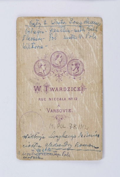 Fotografia przedstawia kobietę w średnim wieku. Kobieta ma na głowie stroik, na ramionach ozdobną apaszkę. Głowa odwrócona 3/4 w lewo. Fotografia w owalu. U dołu napisy W. Twardzicki, Varsovie. Fotografia siostry Wincentego Pola, Wiktorii Longchamps de Berier. Na odwrocie znak firmowy i podpisy wykonane nieznaną ręką.