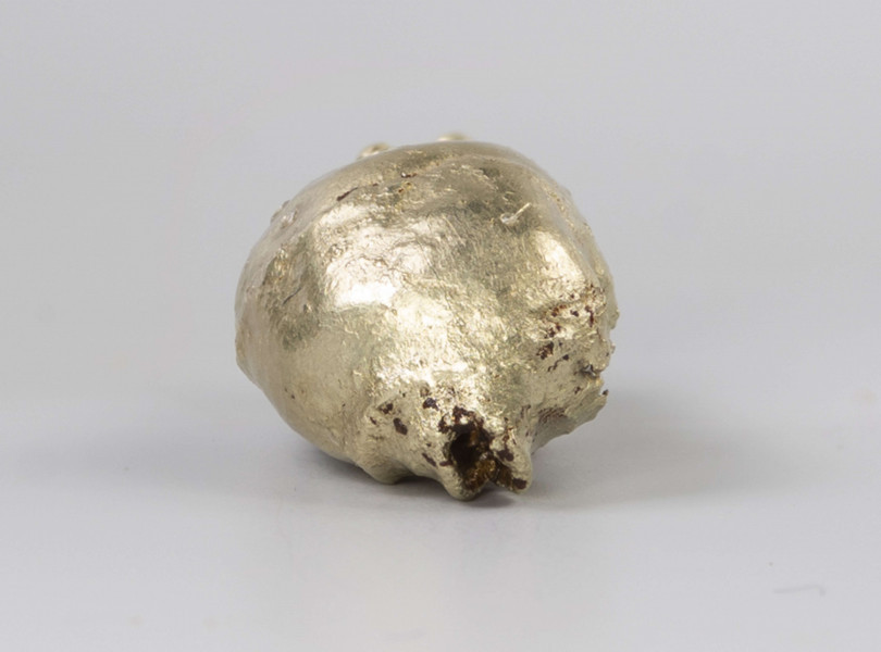 950/A/ML/1 - Złoty, importowany wisiorek kulisty zachowany częściowo.