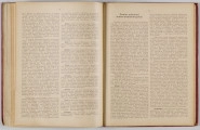 ML/H/650 - Okładka twarda, obklejona czerwonym płótnem, z wytłoczonym na złoto tytułem i ozdobami. Po lewej stronie popiersie kobiety bokiem, z wyciągniętą ręką trzymającą pędzel, poniżej kwiaty. W lewej części autor i tytuł, poniżej ozdobnik roślinny. Strona tytułowa przedstawia dwóch mężczyzn pochylonych nad mapą, w tle pejzaż wiejski z zamkiem na wzgórzu. Tytuł atlasu w wydzielonym, prostokątnym polu. Następna strona zawiera skorowidz i obiaśnienie znaków. Pierwsza z map to Mapa Ogólna Królestwa Polskiego z podziałem na gubernie i powiaty, następne to mapy powiatów. Na każdej stronie z mapą znajduja sie barwne grafiki z przedstawieniem zabytkowych budowli, typów ludowych, ruin, pejzaży. Do Atlasu dołączona luzem Mapa Guberni Lubelskiej, granice powiatu i wypełnienie błekitne.