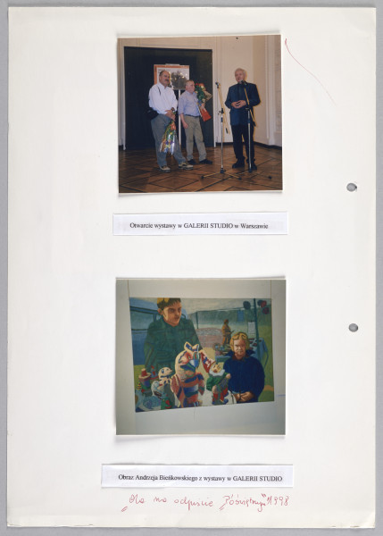 strona 1; Biała karta z albumu fotograficznego z wklejonym zaproszeniem i fotografiami. Na pierwszej stronie zaproszenie na wystawę w Galerii Studio w Warszawie. Na zaproszeniu fotomontaż zdjęć portretowych Teodora Boka i Andrzeja Bieńkowskiego. Z lewej strony fotografii czerwony pionowy pas, w który wpisany jest adres i miejsce wystawy. Na stronie tytułowej brak innych informacji. We wnętrzu zaproszenia na stronie po lewej w lewym dolnym rogu znajduje się napis: „Foto Małgorzata Bieńkowska”. Strona po prawej zawiera treść zaproszenia i dodatkowe informacje.
Na drugą stronę karty albumu zostały wklejone dwie kolorowe fotografie, jedna pod drugą. Górna fotografia to zdjęcie wykonane podczas wernisażu wystawy Teodora Boka i Andrzeja Bieńkowskiego w Galerii Studio, który miał miejsce 16. października 2000 roku. Na zdjęciu stoją od lewej: Andrzej Bieńkowski, Teodor Bok i przedstawiciel organizatora wygłaszający mowę. Artyści mają w rękach bukiety kwiatów. Są ubrani w jasne koszule i ciemniejsze od koszul spodnie. Wydarzenie zostało zorganizowane w przestrzeni teatru Studio w Pałacu Kultury i Nauki w Warszawie. Pod fotografią doklejono kartkę z wydrukiem komputerowym o treści: „Otwarcie wystawy w Galerii Studio w Warszawie”.
Dolne zdjęcie przedstawia obraz Andrzeja Bieńkowskiego, który był wystawiany podczas wspomnianej powyżej wystawy. Na obrazie chłopiec i młodsza od niego dziewczynka stoją przed odpustowymi zabawkami. W tle stragan. Obok niego ludzka postać oraz niewyraźny samochód osobowy. Pod fotografią doklejono kartkę z wydrukiem komputerowym o treści: „Obraz Andrzeja Bieńkowskiego z wystawy w Galerii Studio”. Na karcie odręczny dopisek wykonany czerwonym długopisem: „Ola na odpuście Poświętnym 1998”.