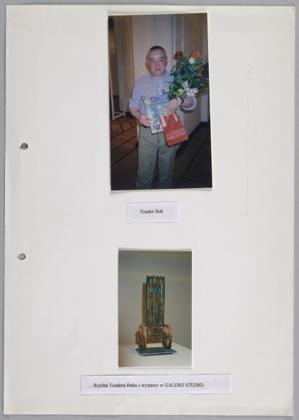 strona 3; Biała karta z albumu fotograficznego z wklejonym zaproszeniem i fotografiami. Na pierwszej stronie zaproszenie na wystawę w Galerii Studio w Warszawie. Na zaproszeniu fotomontaż zdjęć portretowych Teodora Boka i Andrzeja Bieńkowskiego. Z lewej strony fotografii czerwony pionowy pas, w który wpisany jest adres i miejsce wystawy. Na stronie tytułowej brak innych informacji. We wnętrzu zaproszenia na stronie po lewej w lewym dolnym rogu znajduje się napis: „Foto Małgorzata Bieńkowska”. Strona po prawej zawiera treść zaproszenia i dodatkowe informacje.
Na drugą stronę karty albumu zostały wklejone dwie kolorowe fotografie, jedna pod drugą. Górna fotografia to zdjęcie wykonane podczas wernisażu wystawy Teodora Boka i Andrzeja Bieńkowskiego w Galerii Studio, który miał miejsce 16. października 2000 roku. Na zdjęciu stoją od lewej: Andrzej Bieńkowski, Teodor Bok i przedstawiciel organizatora wygłaszający mowę. Artyści mają w rękach bukiety kwiatów. Są ubrani w jasne koszule i ciemniejsze od koszul spodnie. Wydarzenie zostało zorganizowane w przestrzeni teatru Studio w Pałacu Kultury i Nauki w Warszawie. Pod fotografią doklejono kartkę z wydrukiem komputerowym o treści: „Otwarcie wystawy w Galerii Studio w Warszawie”.
Dolne zdjęcie przedstawia obraz Andrzeja Bieńkowskiego, który był wystawiany podczas wspomnianej powyżej wystawy. Na obrazie chłopiec i młodsza od niego dziewczynka stoją przed odpustowymi zabawkami. W tle stragan. Obok niego ludzka postać oraz niewyraźny samochód osobowy. Pod fotografią doklejono kartkę z wydrukiem komputerowym o treści: „Obraz Andrzeja Bieńkowskiego z wystawy w Galerii Studio”. Na karcie odręczny dopisek wykonany czerwonym długopisem: „Ola na odpuście Poświętnym 1998”.
