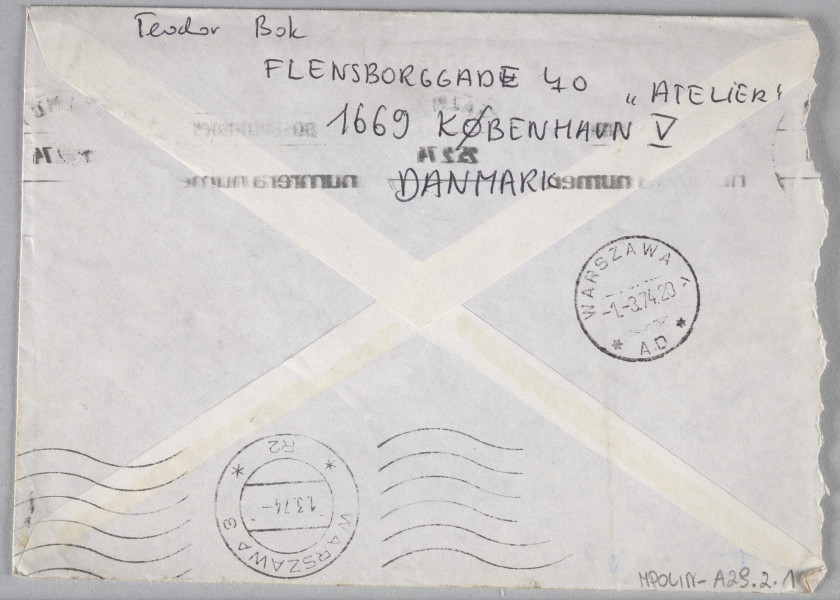 rewers koperty; Koperta po zaginionym liście od Teodora Boka do Wojciecha Przybyszewskiego. Data nadania według stempla pocztowego: 25 lutego 1974 roku. Wiadomość wysłana z Malmö. Urwany lewy bok koperty od strony z adresem odbiorcy. Adres zwrotny do nadawcy z duńską destynacją.