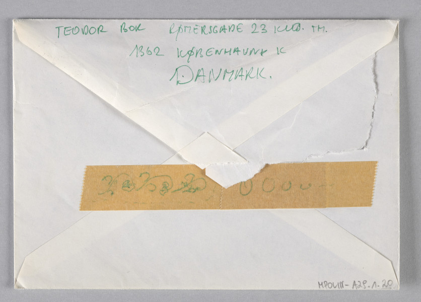 rewers koperty; List od Teodora Boka do Ewy Kuryluk. Został napisany po dłuższej przerwie w korespondencji jako odpowiedź na wiadomość przyjaciółki, która zaproponowała wznowienie wymiany listów. Bok opisuje swoje wrażenia z podróży do Izraela. Wspomina, że latem po zwiedzaniu jaskiń odwiedził Muzeum Prado w Madrycie. Gratuluje przyjaciółce sukcesów wystawienniczych. Sam na skutek kontuzji, której nabawił się podczas rzeźbienia, ma słabe wyniki w pracy. Pisze, że być może pojedzie latem do Austrii. Pozdrawia Ewę i jej bliskich. Wiadomość została napisana w Kopenhadze 30 listopada 1978 roku.