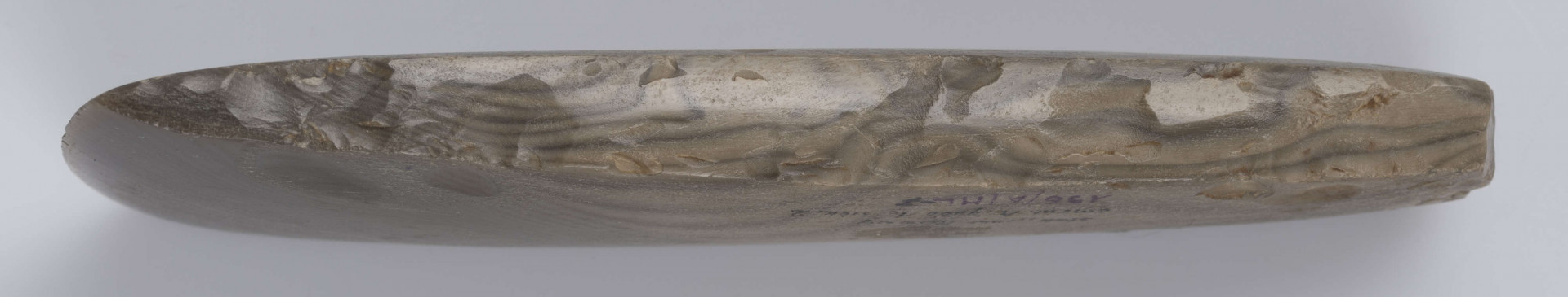 Siekierka czworościenna zwężająca się stopniowo od ostrza ku obuchowi krawędzie boczne proste ostrze łukowate, wszystkie ścianki wypukłe staranie gładzone