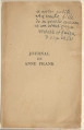 Strona tytułowa „Journal de Anne Frank” z fotografią autorki. Na pierwszej karcie znalazła się dedykacja w języku francuskim. W przekładzie na polski: „Naszej małej i dużej córce od starej mamy i starego taty. Marek i Gina / 3 września 1950”.