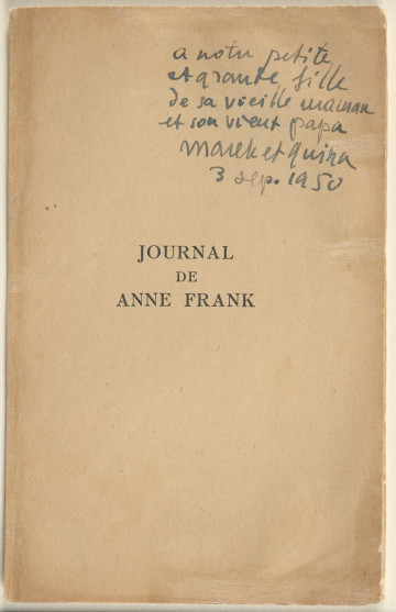 Strona tytułowa „Journal de Anne Frank” z fotografią autorki. Na pierwszej karcie znalazła się dedykacja w języku francuskim. W przekładzie na polski: „Naszej małej i dużej córce od starej mamy i starego taty. Marek i Gina / 3 września 1950”.