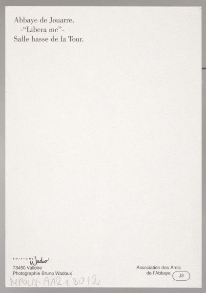 Dwie kartki pocztowe z kolorowymi reprodukcjami rzeźby „Libera me” wykonanej przez Marka Szwarca. Rzeźba ma około trzech metrów wysokości. Wyciosana z pnia drzewa oliwnego. Na każdej z pocztówek została przedstawiona w innym ujęciu. Pierwsza ukazuje postać od kolan w górę w kolorystyce żółto-pomarańczowej. Odwrotna strona pocztówki zawiera napisaną odręcznie wiadomość Marka Szwarca do jego córki Teresy. Treść w języku francuskim. Druga pocztówka przedstawia całą postać ukazaną w chłodnej kolorystyce na tle kolumny świątyni. Na odwrocie brak odręcznych zapisków.