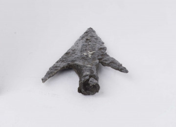 Ostrze w przekroju poprzecznym w kształcie rombu, po obu stronach bardzo łagodnie profilowane żeberka; tulejka w przekroju okrągła, ułamana, prawdopodobnie z otworem w środku; ostrze z dwoma spiczasto zakończonymi zadziorami; grot przypomina kształtem grot dzirytu
wymiary dodatkowe: 1,5 cm (dł. tulejki); 0,2 cm (maks. grub. ostrza)