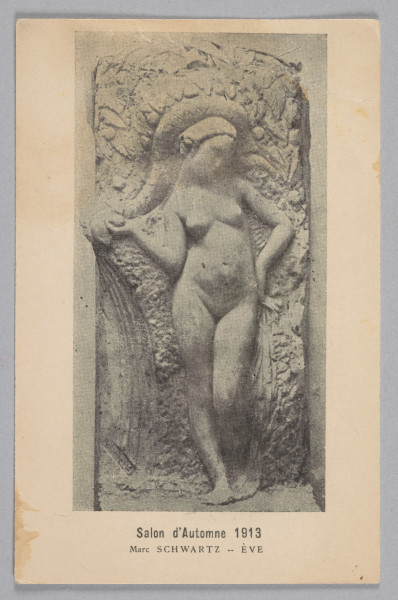 Trzy karty pocztowe z reprodukcją płaskorzeźby „Eve” autorstwa Marka Szwarca. Pod reprodukcją znajduje się podpis w języku francuskim: „Salon d’Automne 1913. Marc Schwartz – Eve”. Pierwsza pocztówka z retuszem reprodukcji. Na jej odwrocie znajduje się odręczny napis w języku francuskim. Druga przedstawia nieostrą reprodukcję płaskorzeźby. Brak napisów na odwrocie. Ostatnia karta z reprodukcją dobrej jakości. Na odwrocie odręczny napis w języku francuskim.