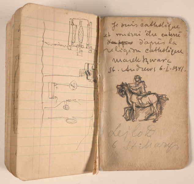 Mały notes w czarnej okładce z 1941 roku. Marek Szwarc używał go w czasie służby w Armii Polskiej w Wielkiej Brytanii. Właściciel zanotował w nim różne informacje. Na wewnętrznej stronie okładki zapisał datę urodzin, informację o przynależności służbowej, numer książeczki wojskowej, adresy żony, członków rodziny, znajomych oraz Ambasady Rzeczypospolitej Polskiej w Londynie. W środku znajdują się notatki zapisane po polsku i francusku, a także wiele rysunków. Na końcu Szwarc zawarł informację, że chce mieć pogrzeb w obrządku katolickim.