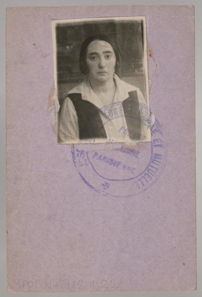 Legitymacja dziennikarska wystawiona dla Giny Szwarc, która reprezentowała czasopismo „Głos Polski”. Dokument był ważny w dniach 18 – 31 października 1927 roku. Wystawiło go Stowarzyszenie Prasy Sądowej w Paryżu. Uprawniał do udziału w procesie zwanym „Sprawą Szwarcbarda”. Na odwrocie zdjęcie właścicielki.