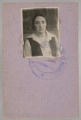 Legitymacja dziennikarska wystawiona dla Giny Szwarc, która reprezentowała czasopismo „Głos Polski”. Dokument był ważny w dniach 18 – 31 października 1927 roku. Wystawiło go Stowarzyszenie Prasy Sądowej w Paryżu. Uprawniał do udziału w procesie zwanym „Sprawą Szwarcbarda”. Na odwrocie zdjęcie właścicielki.